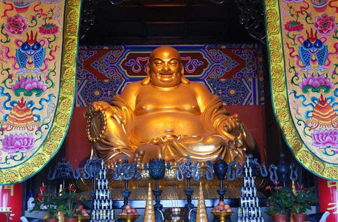 Why Temples Feature the Laughing Buddha Statue: Symbolism and Meaning